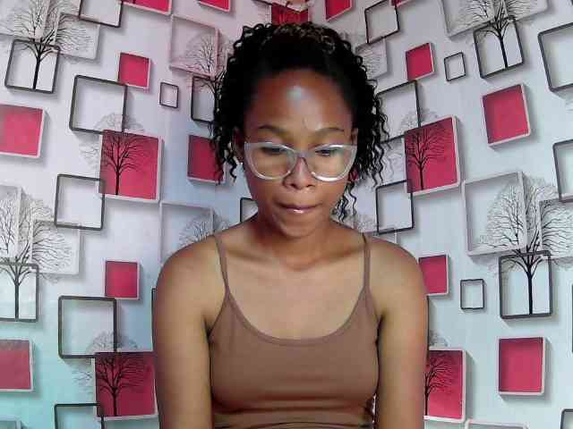Larah00 webcam