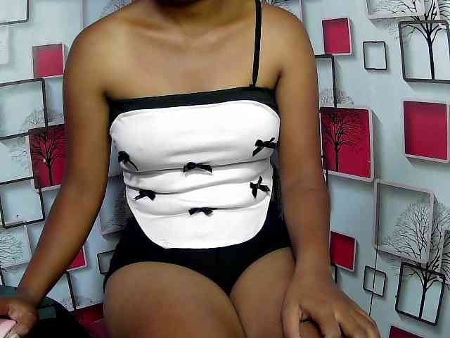 Larah00 webcam