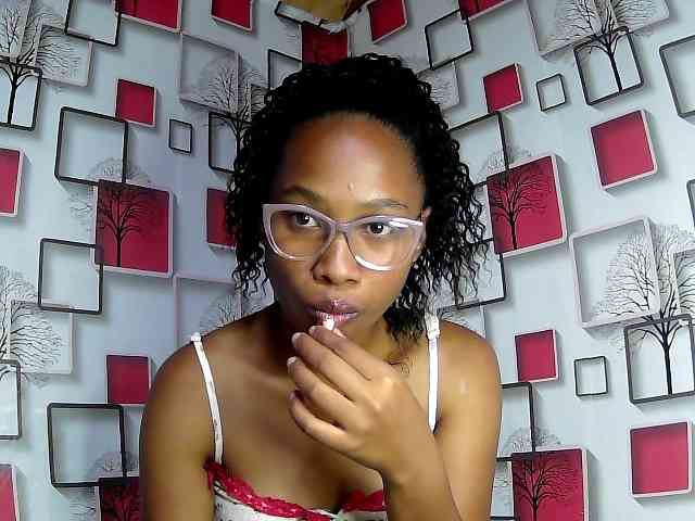 Larah00 webcam