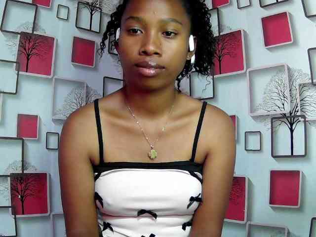 Larah00 webcam