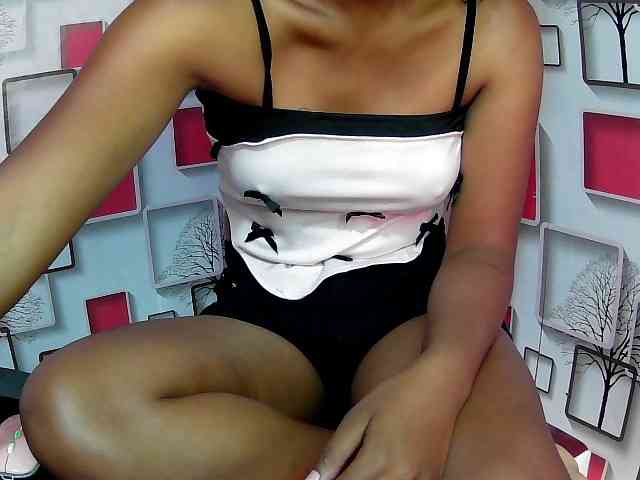 Larah00 webcam