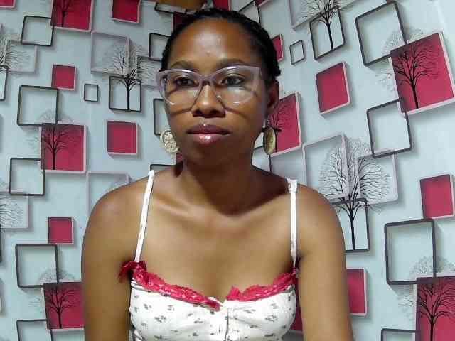Larah00 webcam