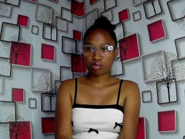 Larah00 webcam