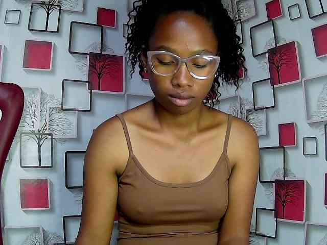Larah00 webcam