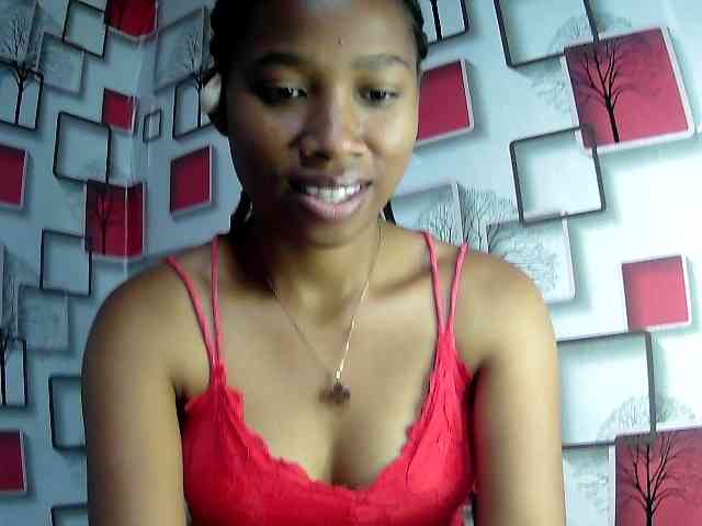 Larah00 webcam