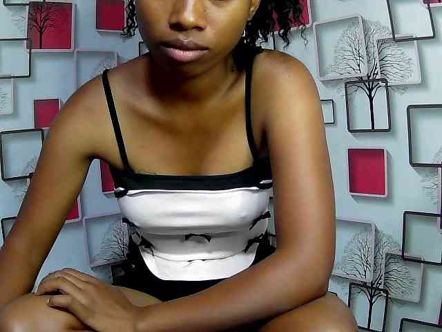 Larah00 webcam