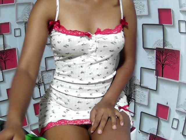 Larah00 webcam