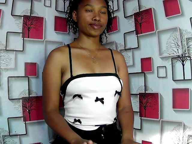 Larah00 webcam