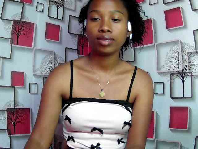 Larah00 webcam