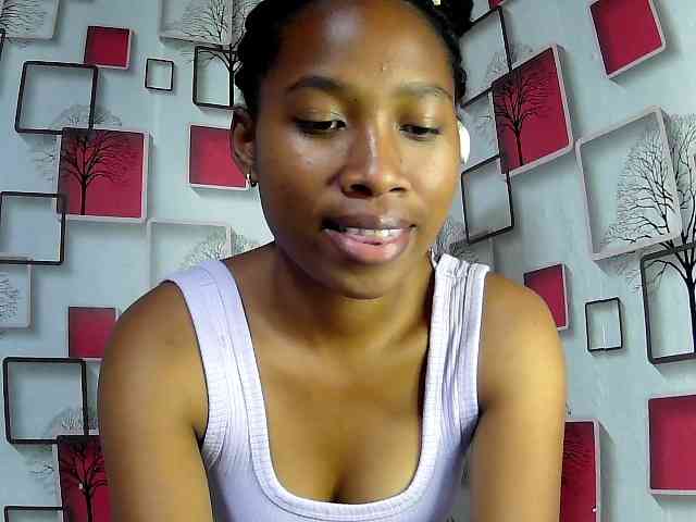 Larah00 webcam