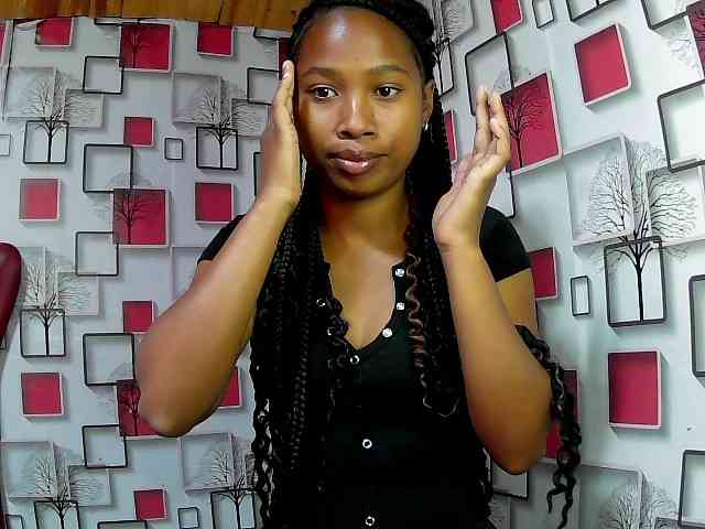 Larah00 webcam