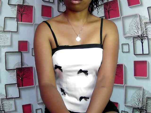 Larah00 webcam