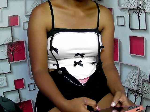 Larah00 webcam