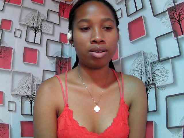Larah00 webcam