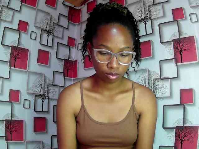 Larah00 webcam