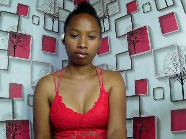 Larah00 webcam
