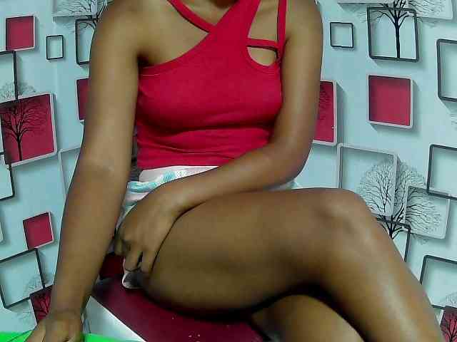 Larah00 webcam