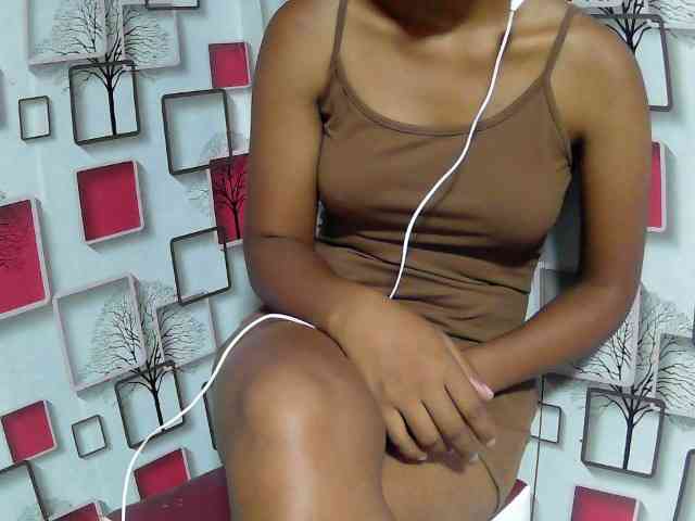 Larah00 webcam
