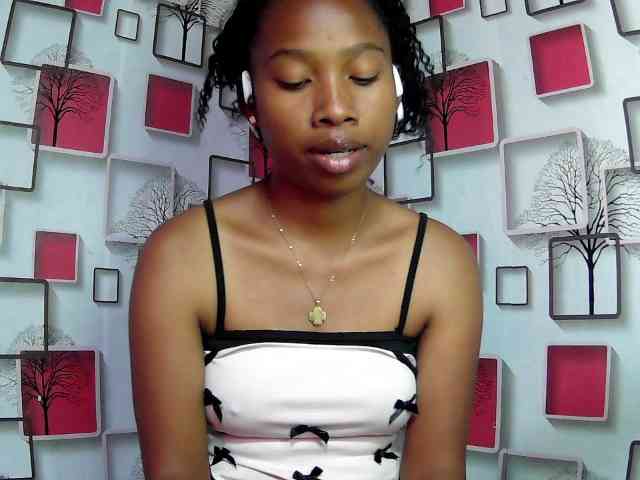 Larah00 webcam