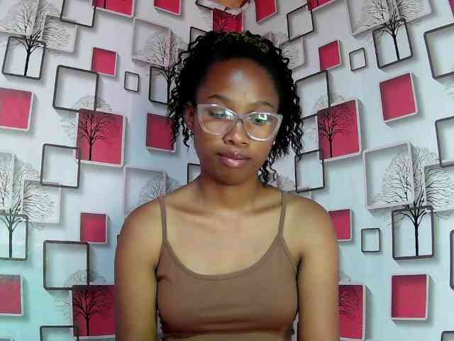 Larah00 webcam