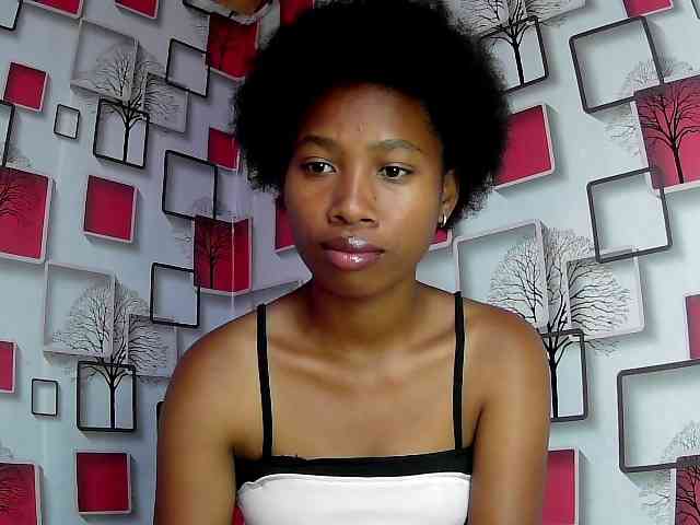Larah00 webcam