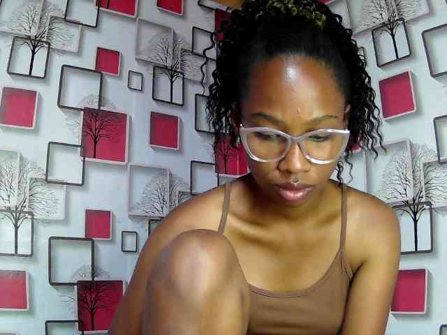 Larah00 webcam