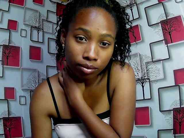 Larah00 webcam
