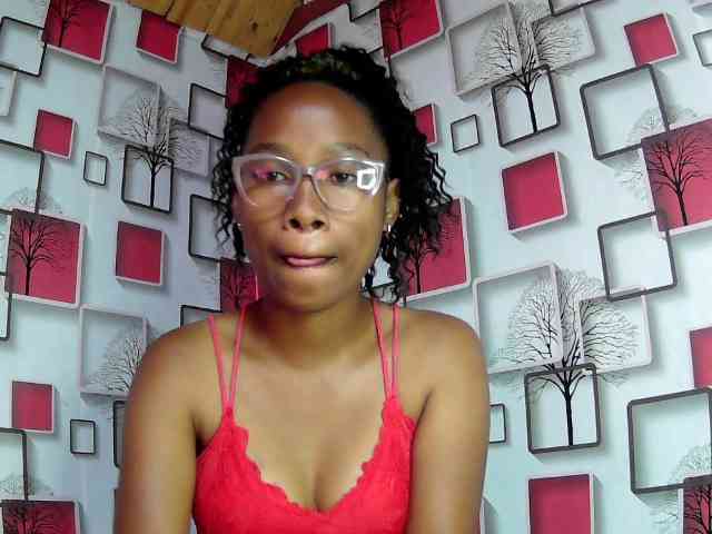 Larah00 webcam