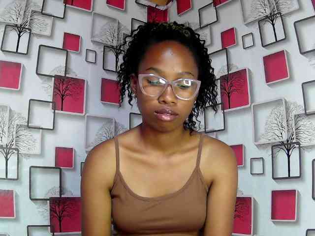 Larah00 webcam