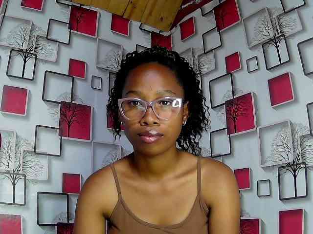 Larah00 webcam