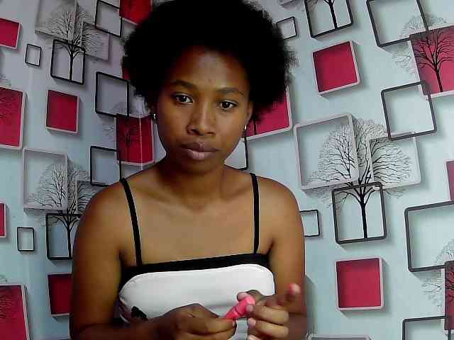 Larah00 webcam