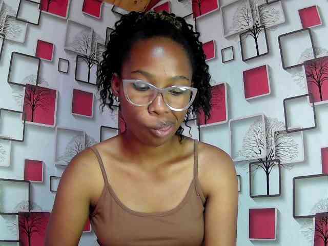 Larah00 webcam