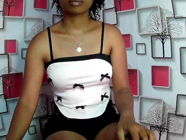 Larah00 webcam