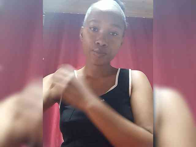 Larah00 webcam