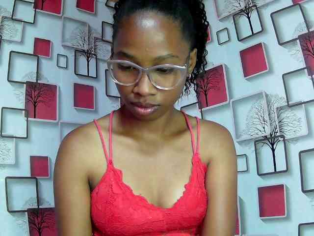 Larah00 webcam