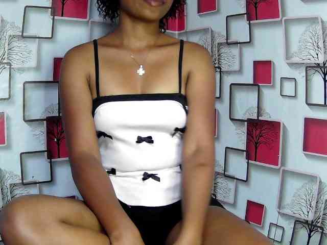 Larah00 webcam