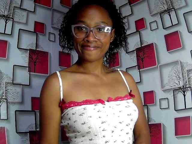 Larah00 webcam
