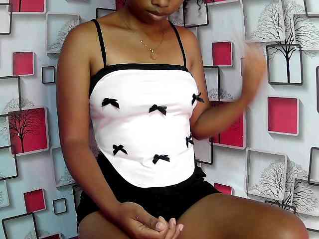 Larah00 webcam