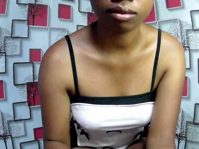 Larah00 webcam
