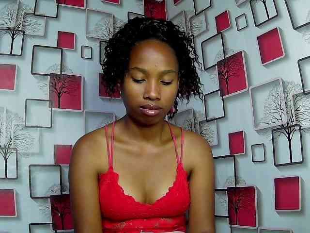 Larah00 webcam