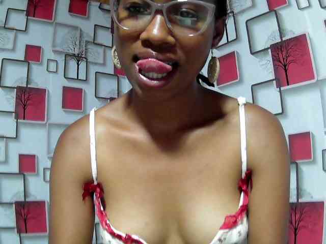 Larah00 webcam