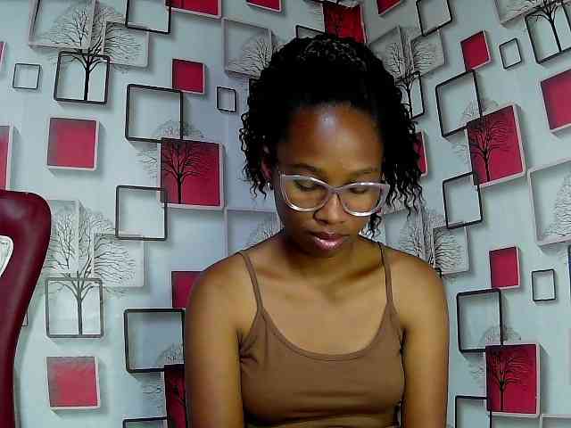 Larah00 webcam