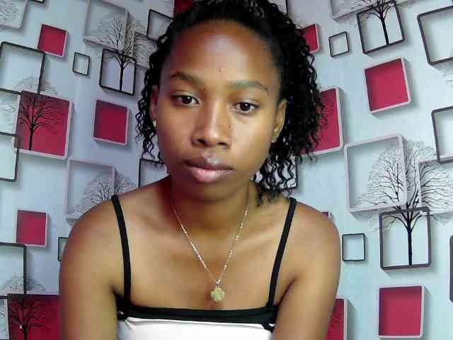 Larah00 webcam