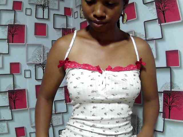 Larah00 webcam