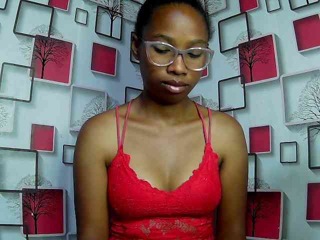Larah00 webcam