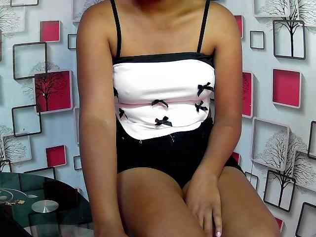 Larah00 webcam