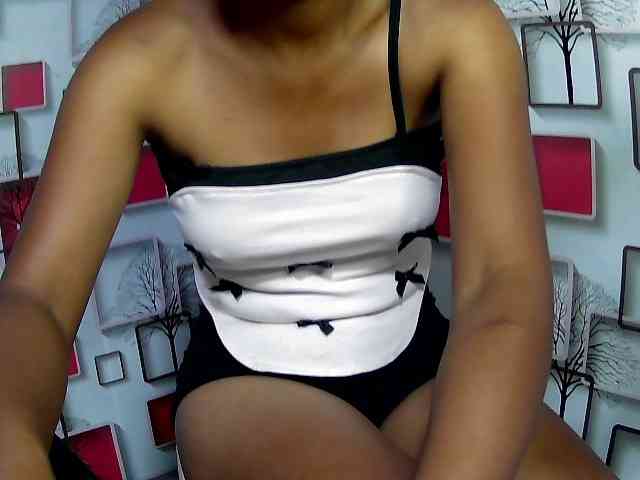 Larah00 webcam