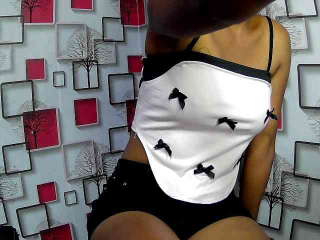 Larah00 webcam