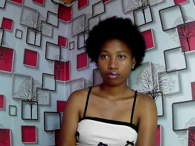 Larah00 webcam