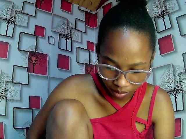 Larah00 webcam
